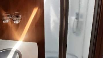 Een douche, een haardroger, handdoeken, zeep