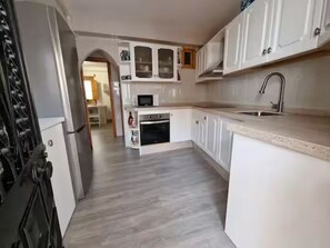 Frigorifero, microonde, forno, piano cottura