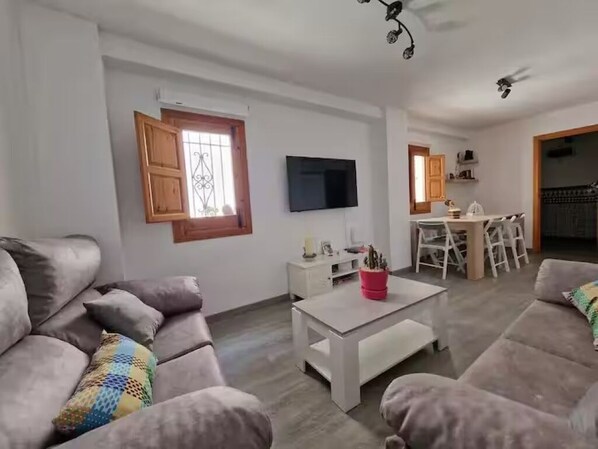 Een smart-tv en boeken