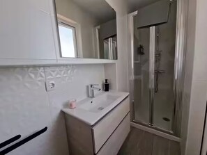 Een douche, een haardroger, handdoeken, zeep