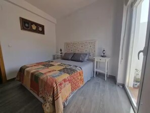 3 slaapkamers, een bureau, een strijkplank/strijkijzer, reisbedje