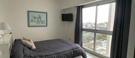 1 dormitorio, tabla de planchar con plancha, wifi y ropa de cama