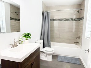 Hair dryer, bidet, towels, soap - Cozy 2-bedroom apartment in charming Long Beach with WiFi, AC (Long Beach)