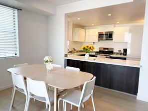 Dining - Cozy 2-bedroom apartment in charming Long Beach with WiFi, AC (Long Beach)