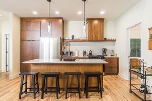 Kylskåp, mikrovågsugn, ugn och spishäll