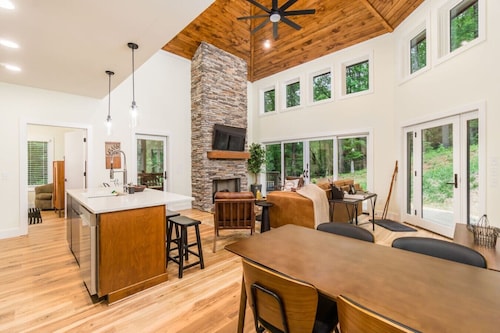New Listing! The Porter Retreat - Hot Tub