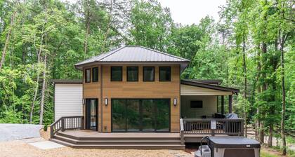 New Listing! The Porter Retreat - 35 Acres, Hot Tub, Fire Pit