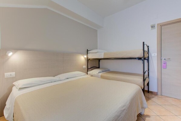 Economy-Vierbettzimmer, Balkon