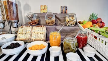 Tägliches Frühstücksbuffet (10 EUR pro Person)