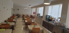 Tägliches Frühstücksbuffet (10 EUR pro Person)