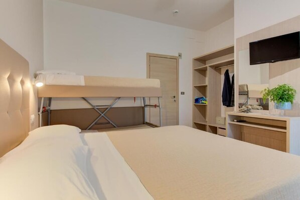 Habitació quàdruple estàndard, balcó | Cobrellits, caixa forta a l'habitació, wifi gratuïta i roba de llit