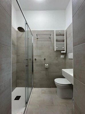 Shower, hair dryer, towels, soap - Hotel Cimarosa (Riccione)