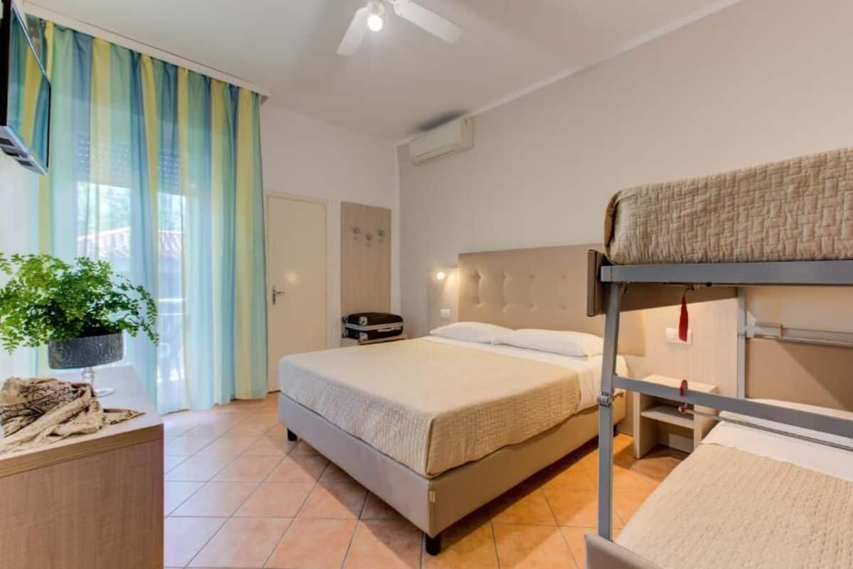 Quarto quádruplo standard, sacada | Edredons de pluma, cofres nos quartos, Wi-Fi de cortesia, roupa de cama