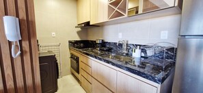 Kühlschrank, Mikrowelle, Ofen, Wasserkocher mit Kaffee-/Teezubehör