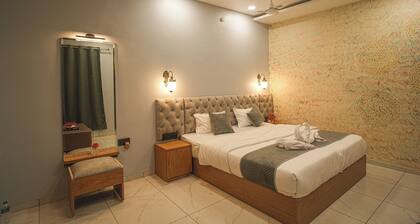 Bhopal Inn by Ten On Ten Stays