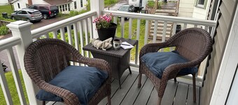 Newly remodeled cozy 3BR/1BA home on a hill, minutes from town.
