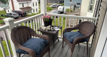 Newly remodeled cozy 3BR/1BA home on a hill, minutes from town.