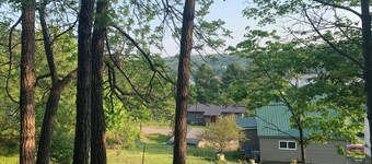 Newly remodeled cozy 3BR/1BA home on a hill, minutes from town.