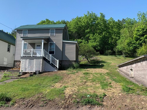 Newly remodeled cozy 3BR/1BA home on a hill, minutes from town.