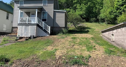 Newly remodeled cozy 3BR/1BA home on a hill, minutes from town.