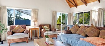 Torbay Sun Drenched Villa near Local Beaches