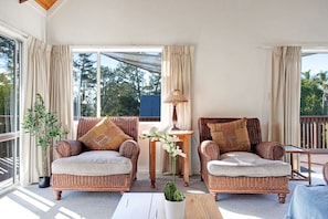 TV - Torbay Sun Drenched Villa near Local Beaches (Auckland North Shore)