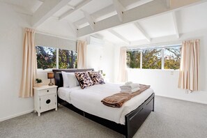 4 bedrooms, desk, iron/ironing board, WiFi