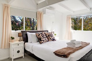 4 bedrooms, desk, iron/ironing board, WiFi