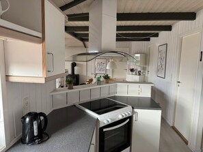 Een koelkast, een oven, een kookplaat, een vaatwasser