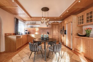 Villa | Cuisine privée | Réfrigérateur, surface de cuisson