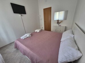 3 bedrooms, free WiFi, bed sheets