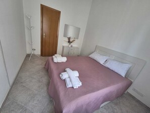 3 室のベッドルーム、WiFi (無料)、ベッドシーツ