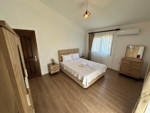 家庭公寓, 露台, 部分海景 | 遮光窗簾/窗簾、隔音、熨斗/熨衫板、免費 Wi-Fi