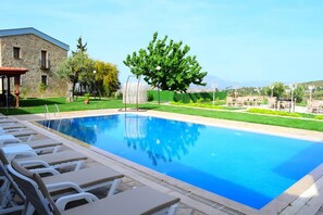 Piscina a l'aire lliure de temporada (horari: 06:00-23:00) i para-sols