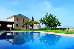 สระว่ายน้ำกลางแจ้งเปิดตามฤดูกาล, ร่มริมสระว่ายน้ำ, เก้าอี้อาบแดดริมสระ