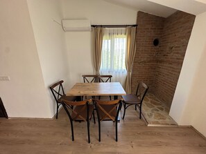 Apartament familiar, balcó, vistes parcials al mar | Sala d'estar