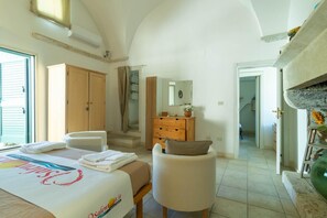 Duplex classique, vue sur la ville | Draps italiens de Frette, literie de qualité, couette en duvet