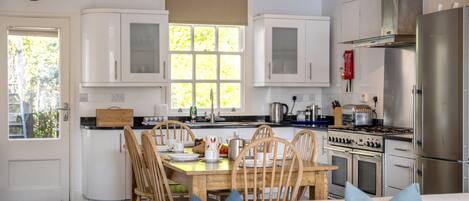 冷蔵庫、電子レンジ、オーブン、食器洗い機