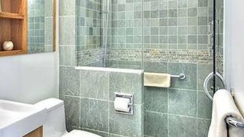 Handtücher, Seife, Toilettenpapier