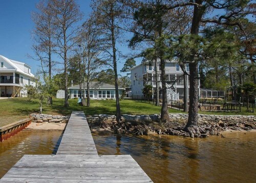 Bay House - Pier - Pet Friendly - Gulf Access - 4 Bedrooms/2 baths - Sleeps 12