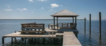 Bay House - Pier - Pet Friendly - Gulf Access - 4 Bedrooms/2 baths - Sleeps 12
