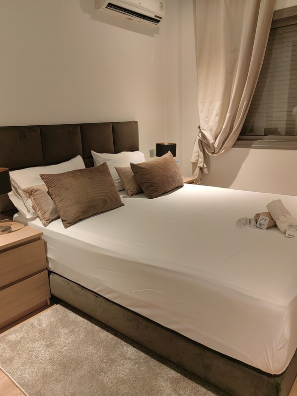 Iron/ironing board, free WiFi, bed sheets