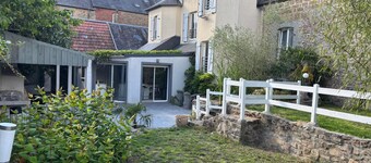 House with enclosed garden in the center of town. Pets welcome.
