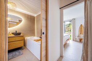 5 bedrooms, iron/ironing board, free WiFi, bed sheets