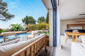 Outdoor dining - Luxurious 5-bedroom villa with WiFi, AC in Cassis, 8 minute walk from beaches (Cassis)