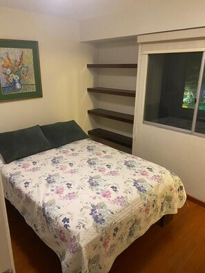 3 slaapkamers, een strijkplank/strijkijzer, gratis wifi, beddengoed