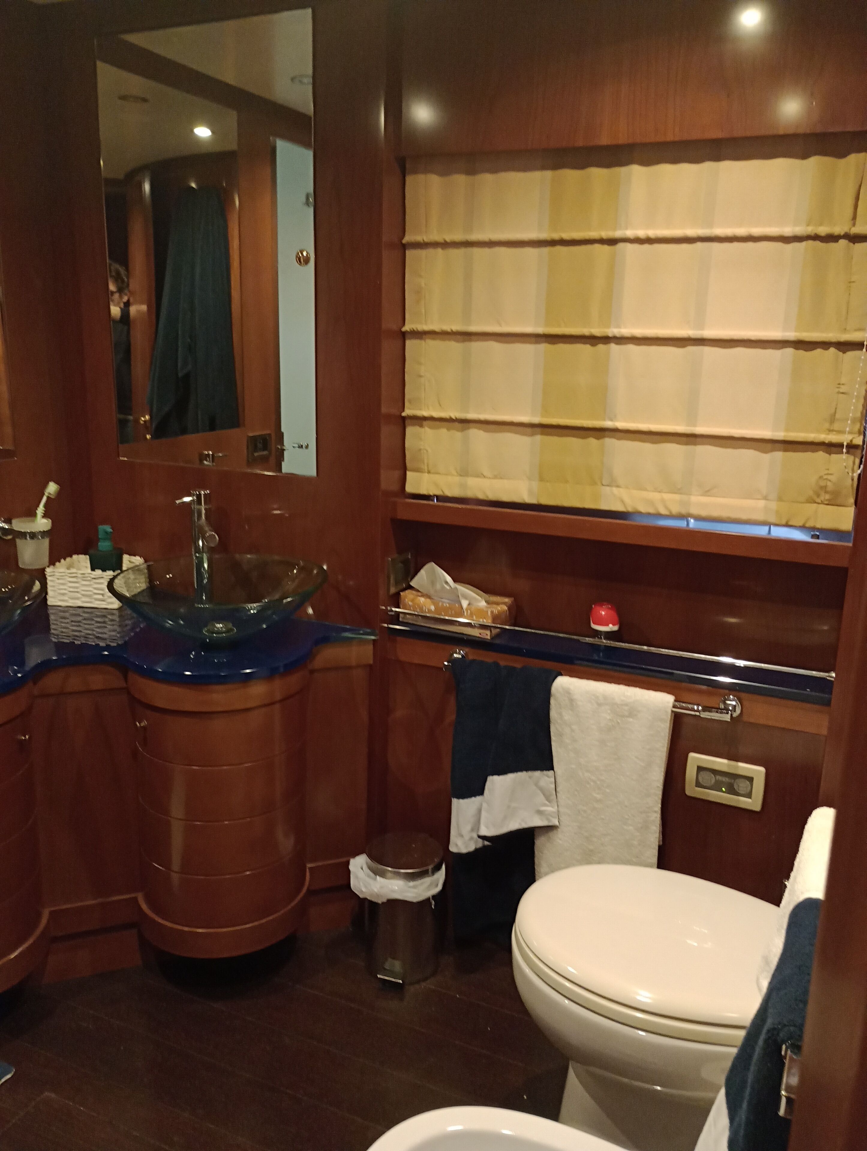 Douche, sèche-cheveux, bidet, serviettes fournies