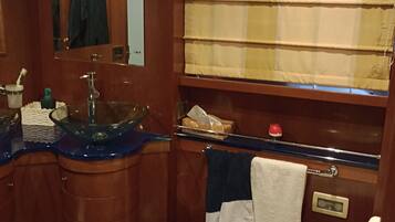 Douche, sèche-cheveux, bidet, serviettes fournies