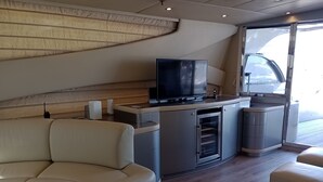 Een modern interieur met een bank, een televisie en een keukenhoek.