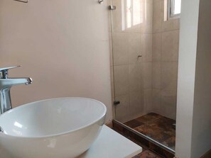 Dusche, Handtücher, Seife, Toilettenpapier